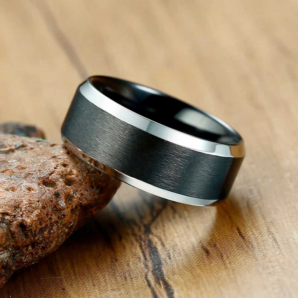 Anillo de Acero Biselado Negro con Bordes Plateados