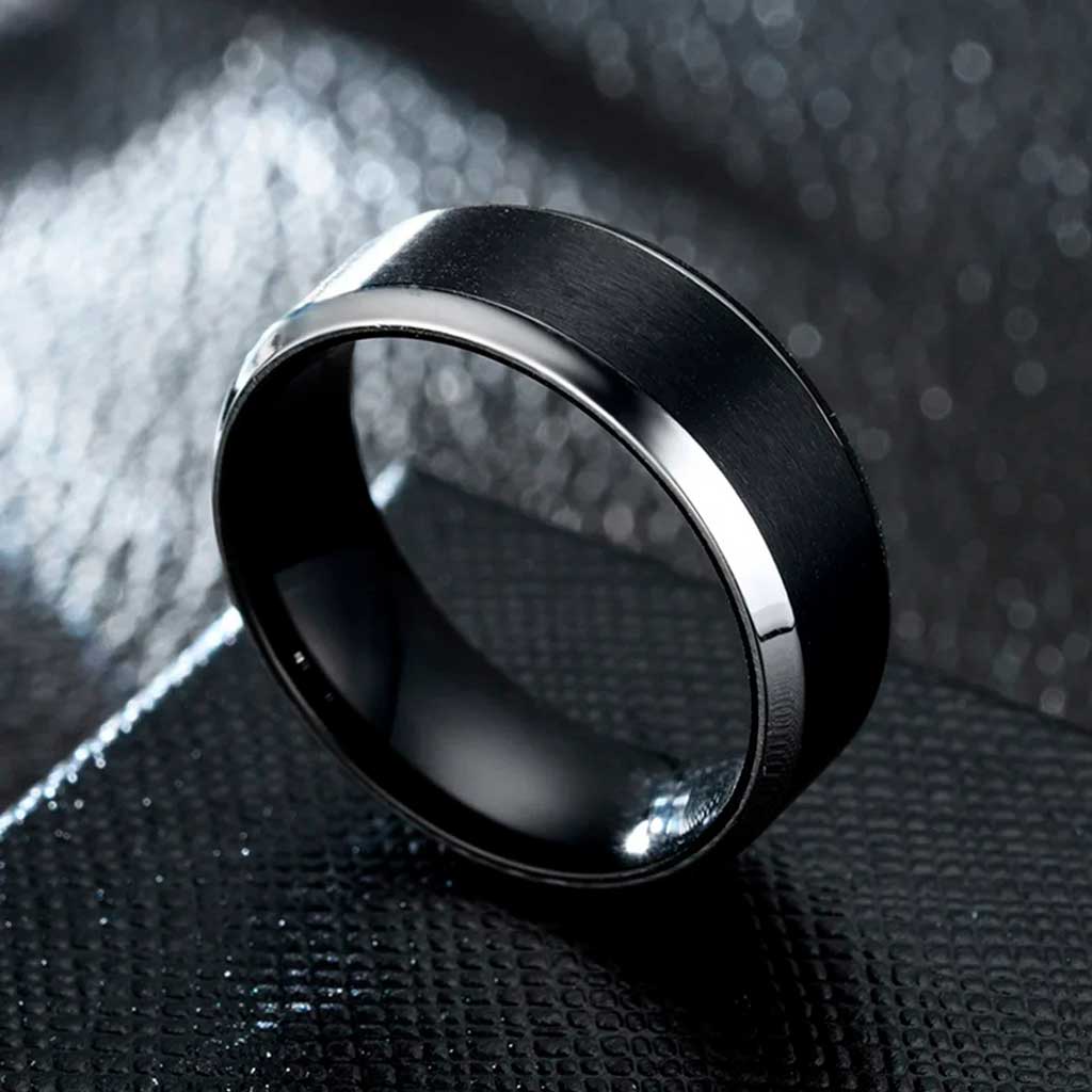 Anillo de Acero Biselado Negro con Bordes Plateados