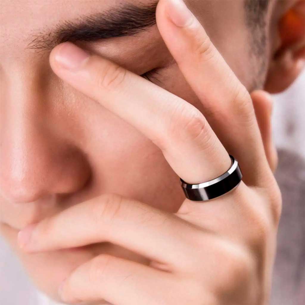 Anillo de Acero Biselado Negro con Bordes Plateados