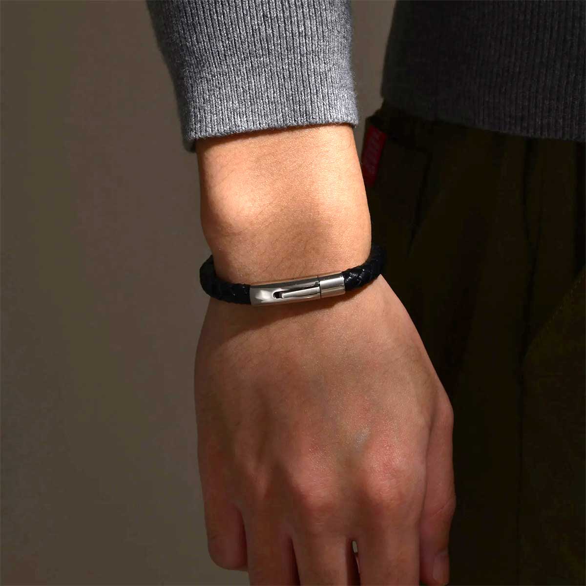 Pulsera de Cuero Negro con Broche de a Presión Plateado