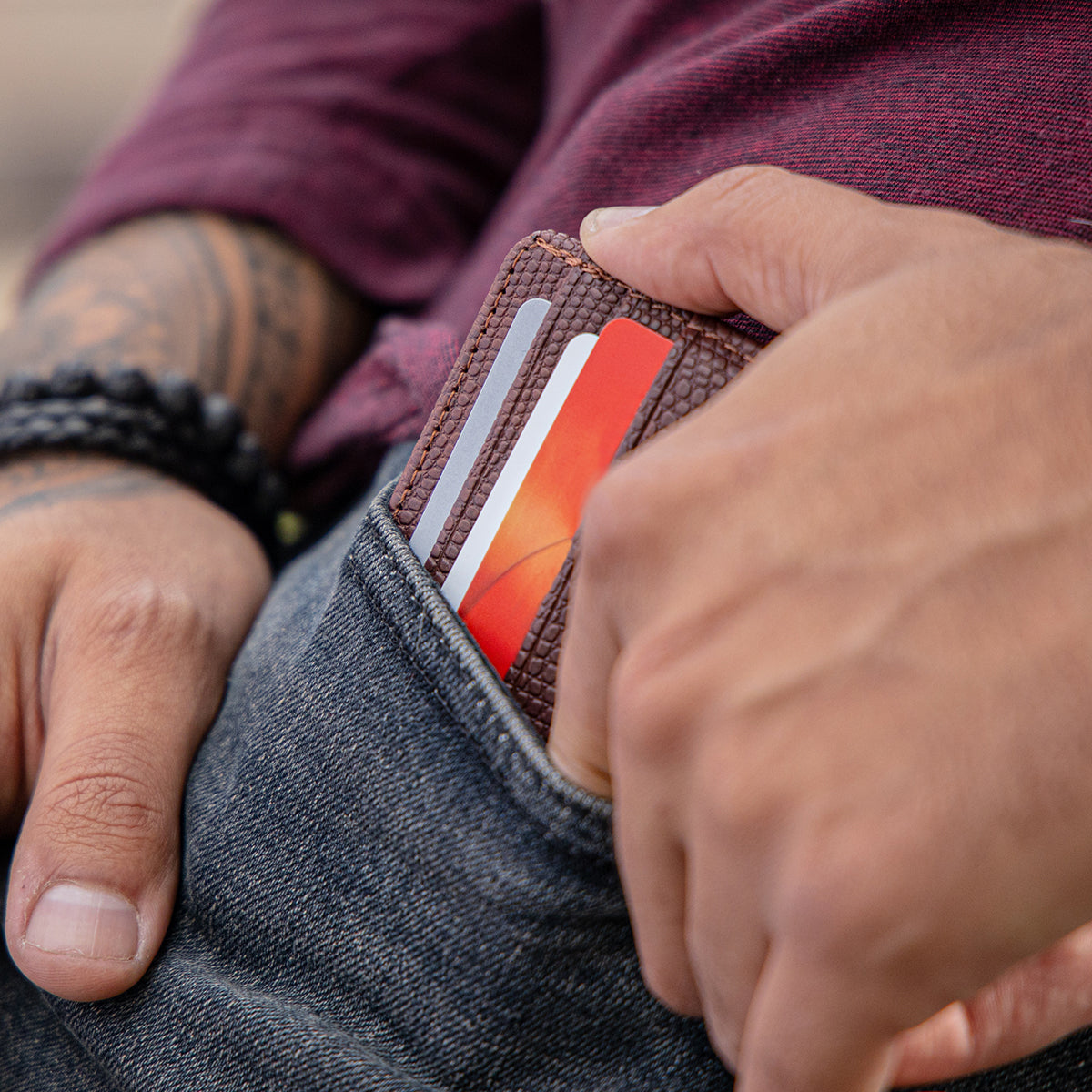 Pack Tarjetero Doble Cara Café y Clip para Billetes Plateado