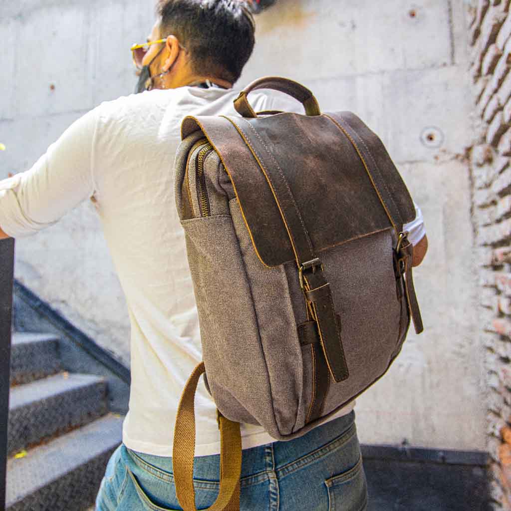 Mochila de Lona y Cuero Gris con Bolsillo Grande