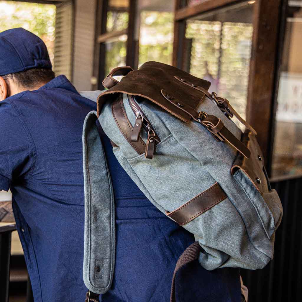 Mochila de Lona y Cuero Aguamarina Vintage con hebillas