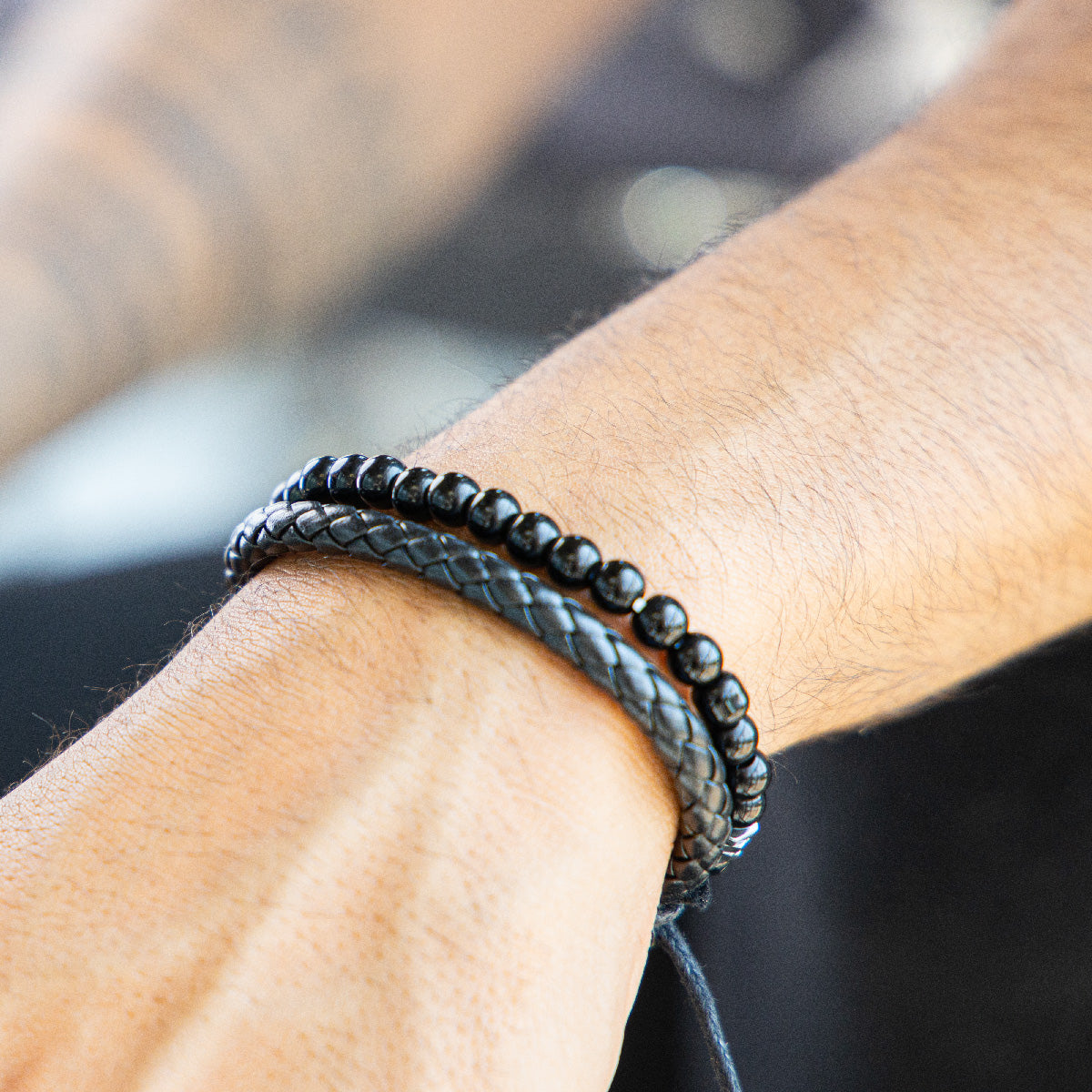 Pack 2 Pulsera Cuero Negro con dije bronce y pulsera cuero trenzado negro