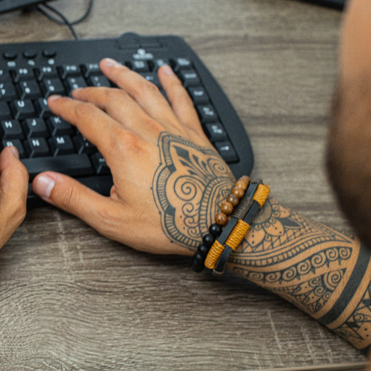 Pack 2 Pulseras Cuero Marrón ajustable y Pulsera Cuero e Hilos Café