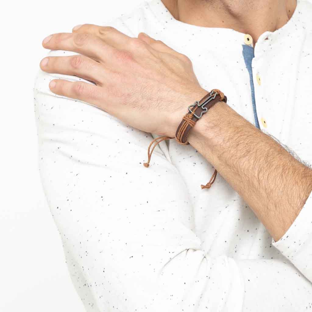 Pulsera de Cuero con Dije de Guitarra Ajustable