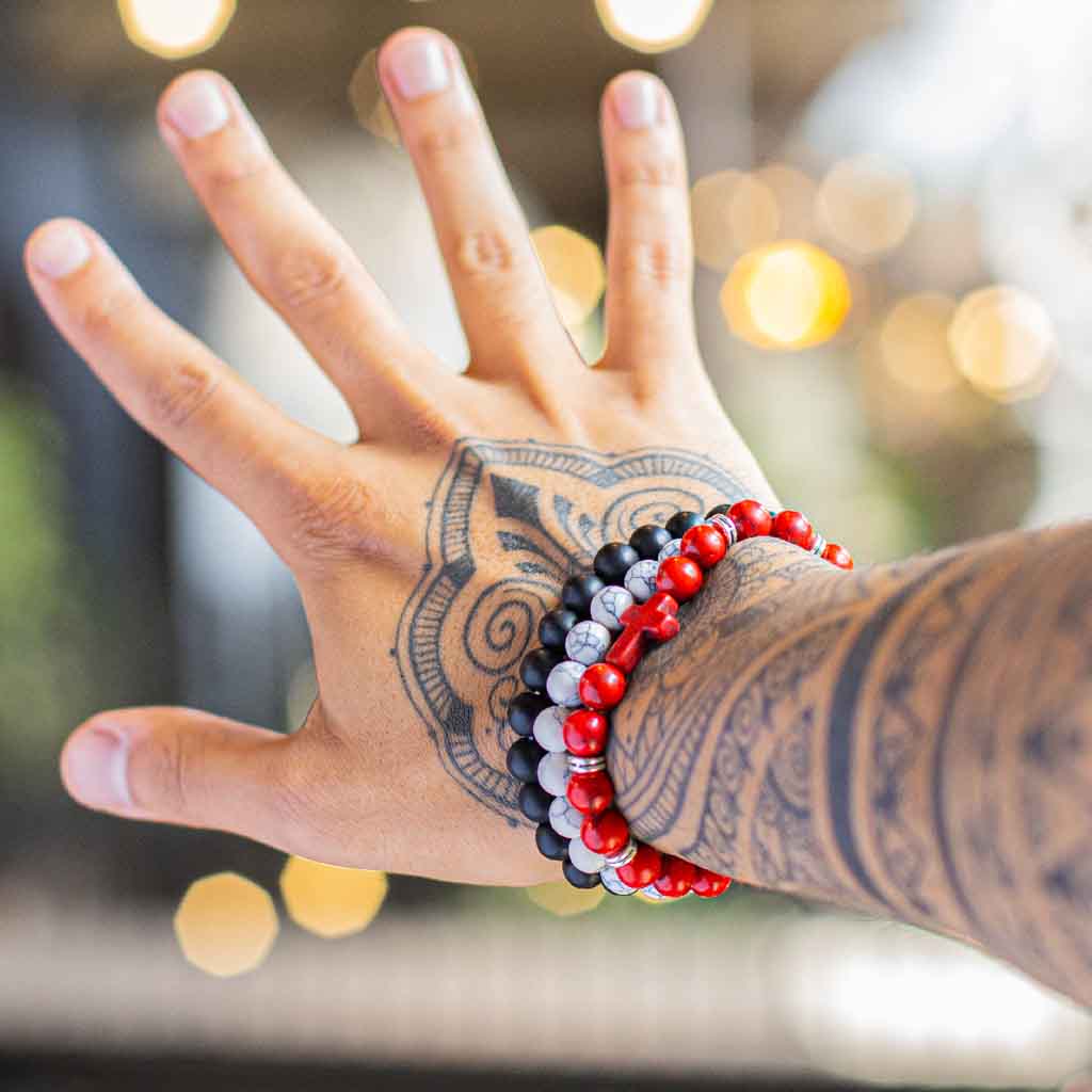 Pulsera Elástica Color Rojo y Detalle de Cruz