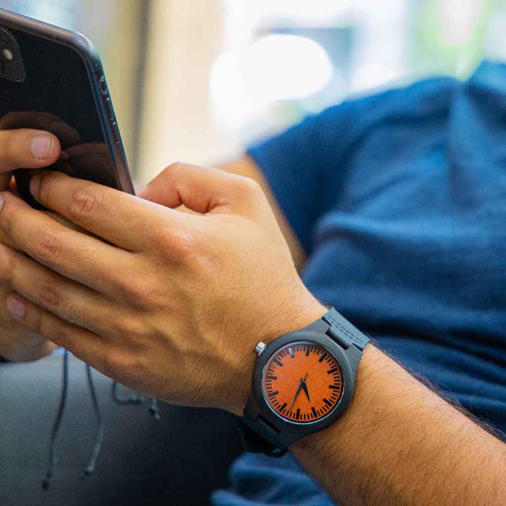 Reloj de Madera Correa Cuero Negro y Dial Naranja