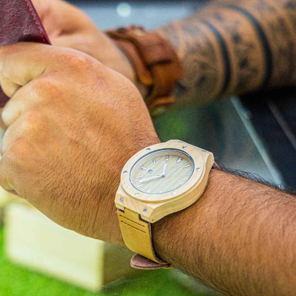 Reloj Madera con Tornillos y Correa de Cuero Beige