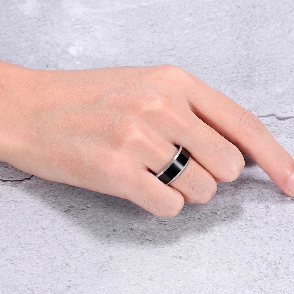 Anillo de Acero Biselado Negro con Bordes Plateados