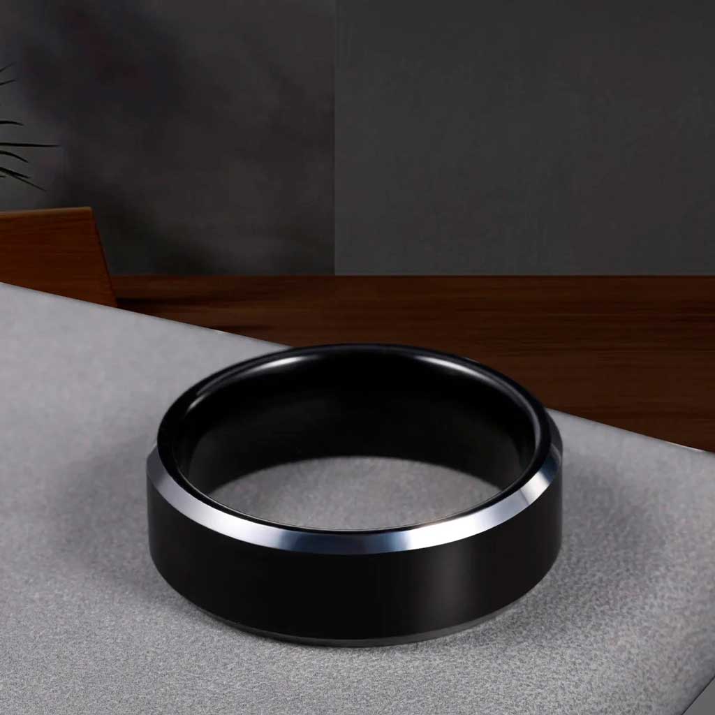 Anillo de Acero Biselado Negro con Bordes Plateados
