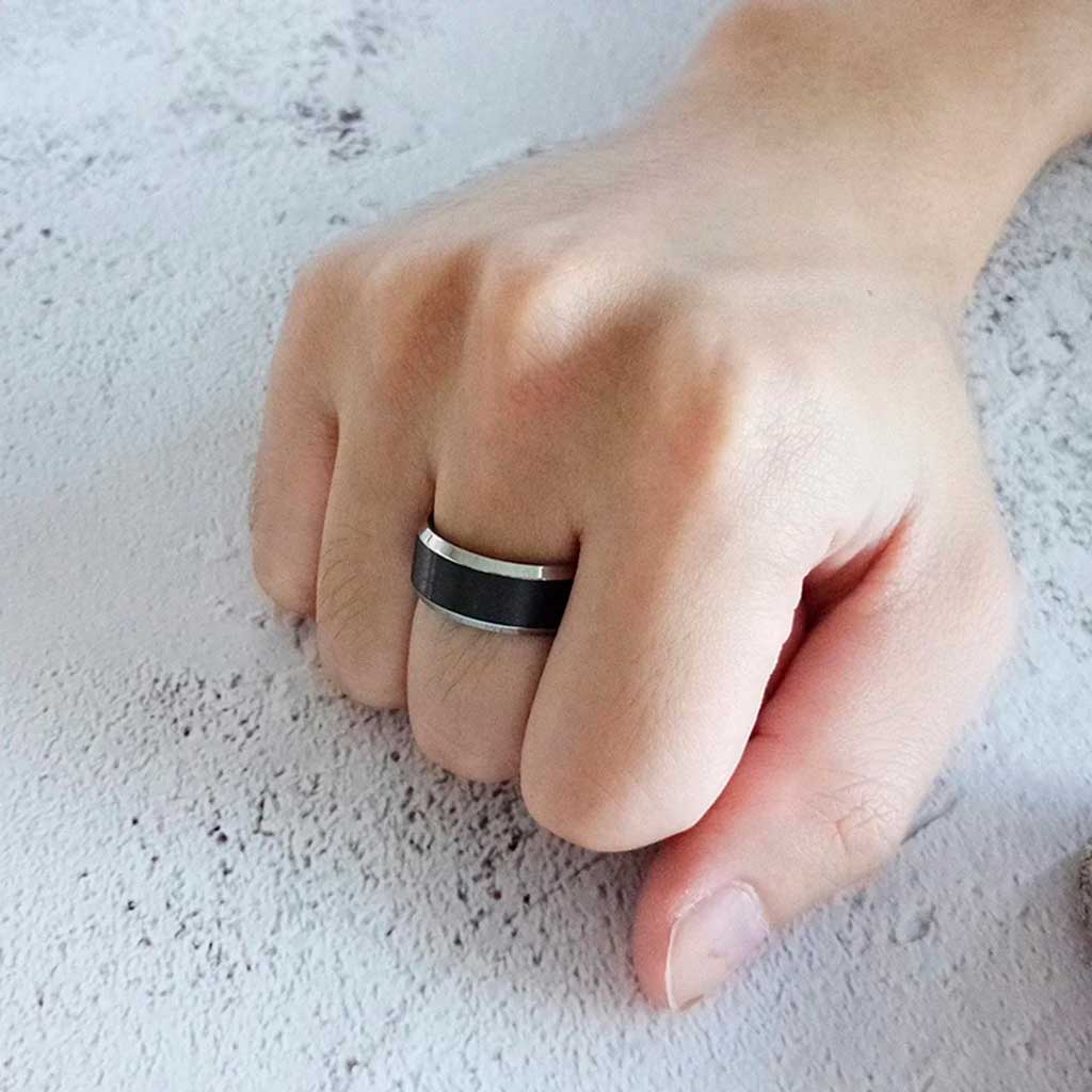 Anillo de Acero Biselado Negro con Bordes Plateados