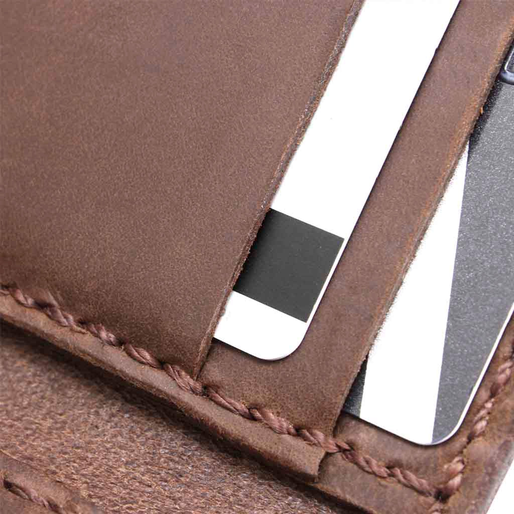 Tarjetero de Cuero Hombre Solapa Broche Marrón