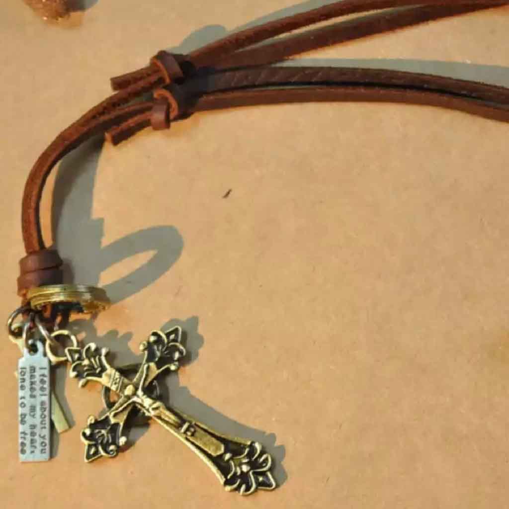 Collar De Cuero Con Crucifijo Modelo Flor De Lis Vintage