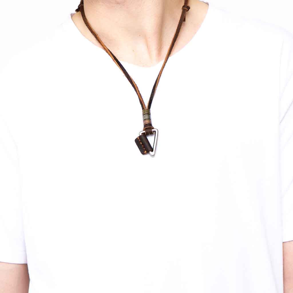 Collar De Cuero Dije Triangular Modelo Vintage