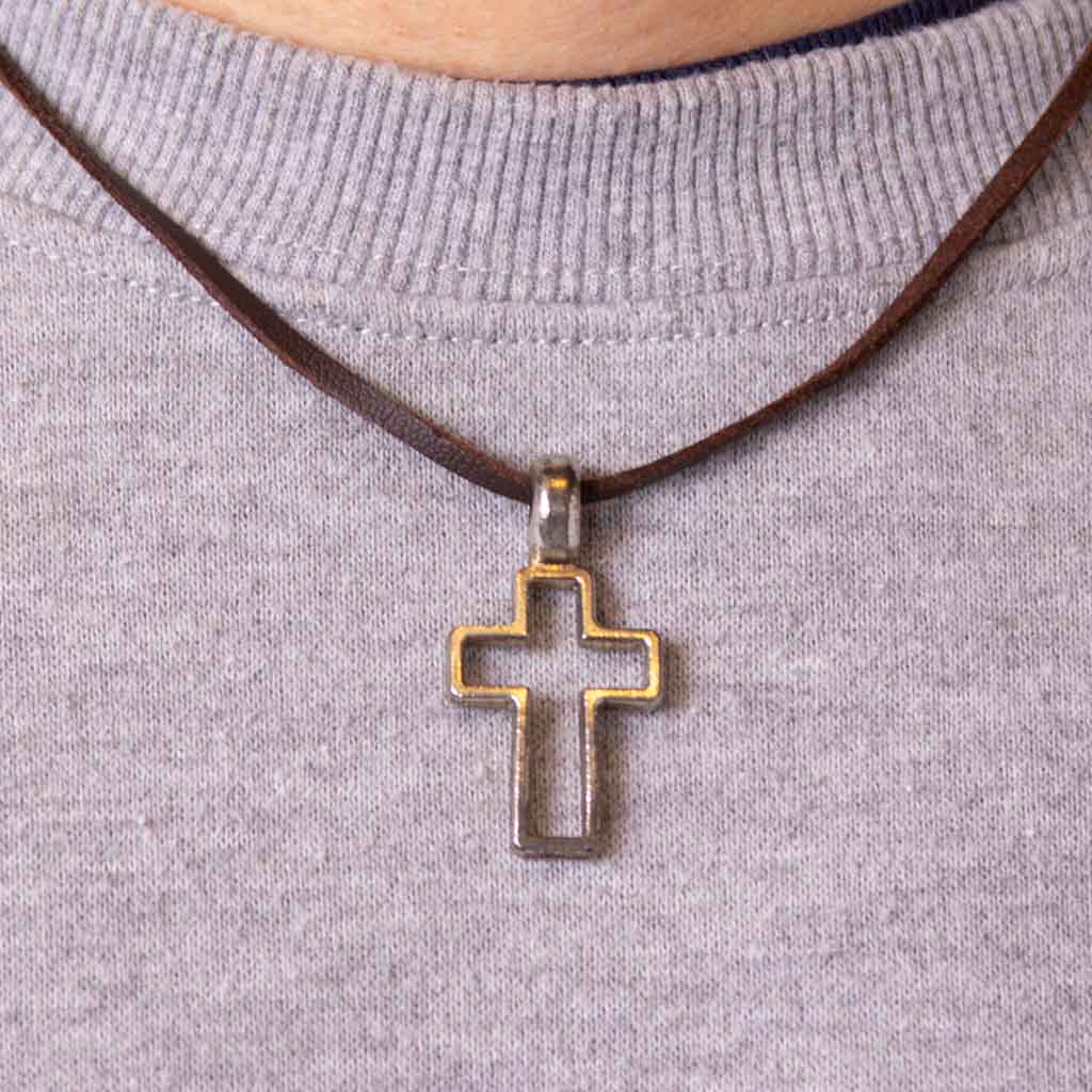 Collar con Silueta de Cruz en Acero Color Bronce