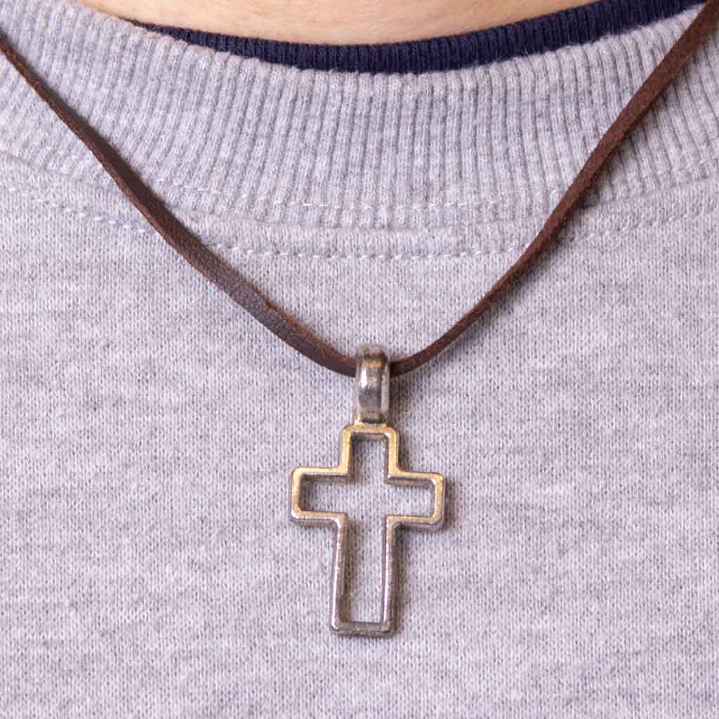 Collar con Silueta de Cruz en Acero Color Plata