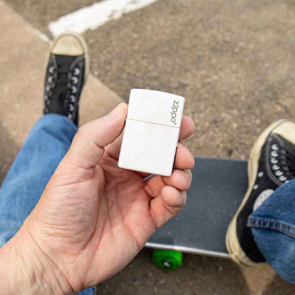 Encendedor Zippo Lighter Classic White Matte Logo Blanco