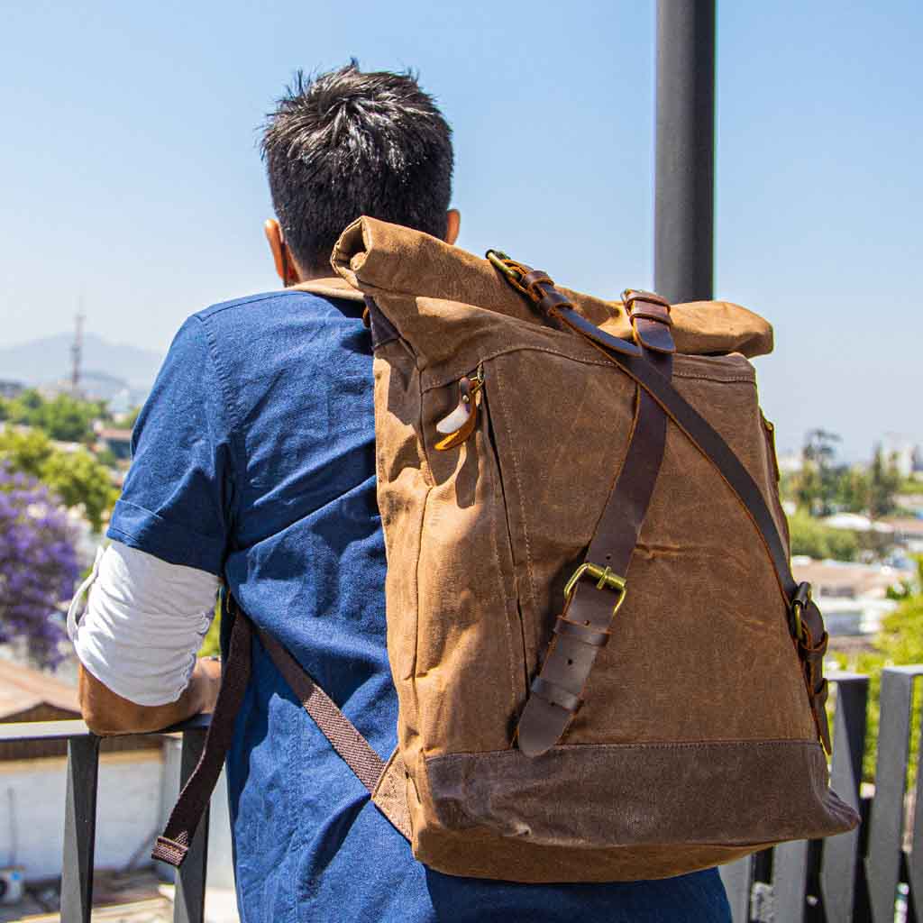 Mochila Lona Viajera Con Cruz en Cuero Modelo Café