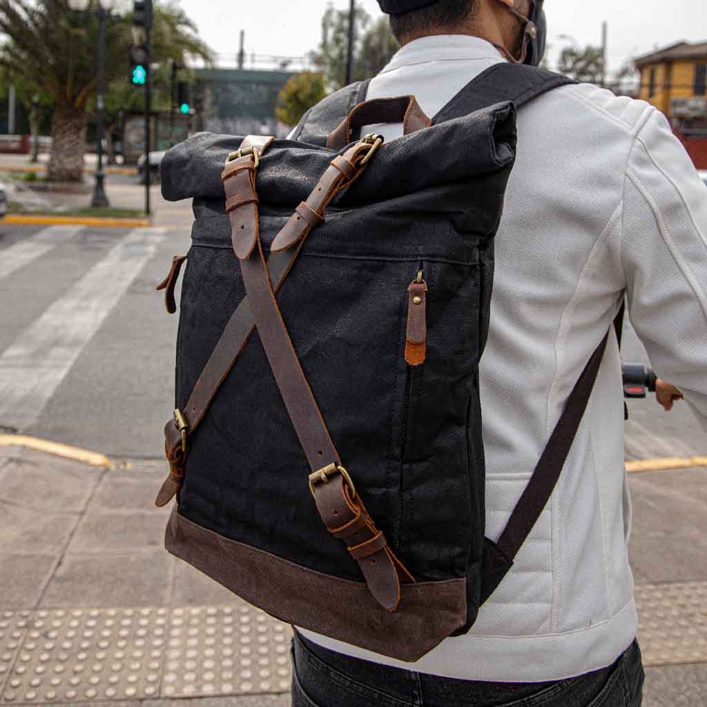 Mochila De Lona color Negro con correas de Cuero Cruzadas