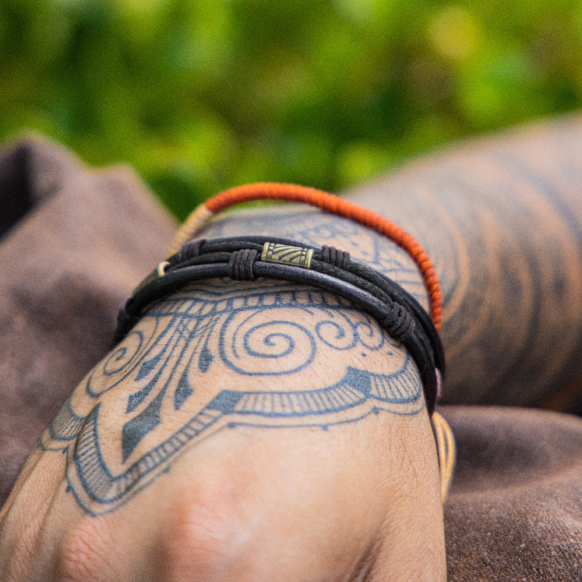 Pack 2 Pulsera Cuero Negro con dije bronce y pulsera cuero trenzado negro