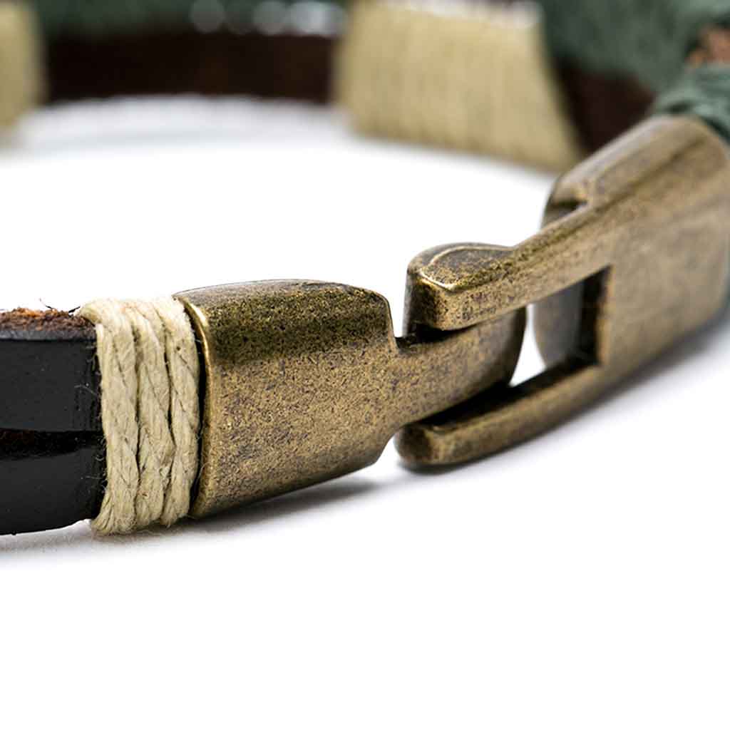 Pulsera De Cuero Cafe Con Detalles En Hilo Moda2019 Juvenil