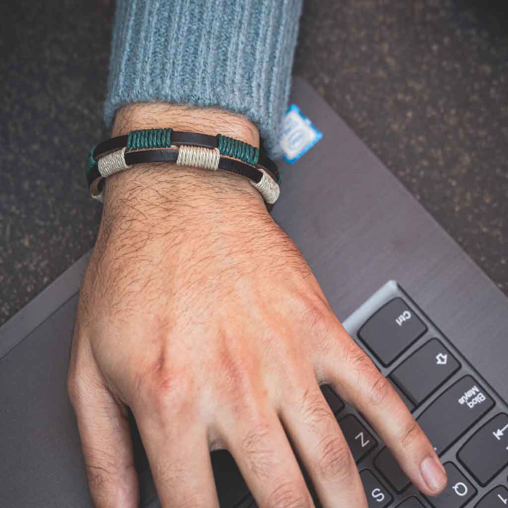 Pulsera De Cuero Cafe Con Detalles En Hilo Moda2019 Juvenil