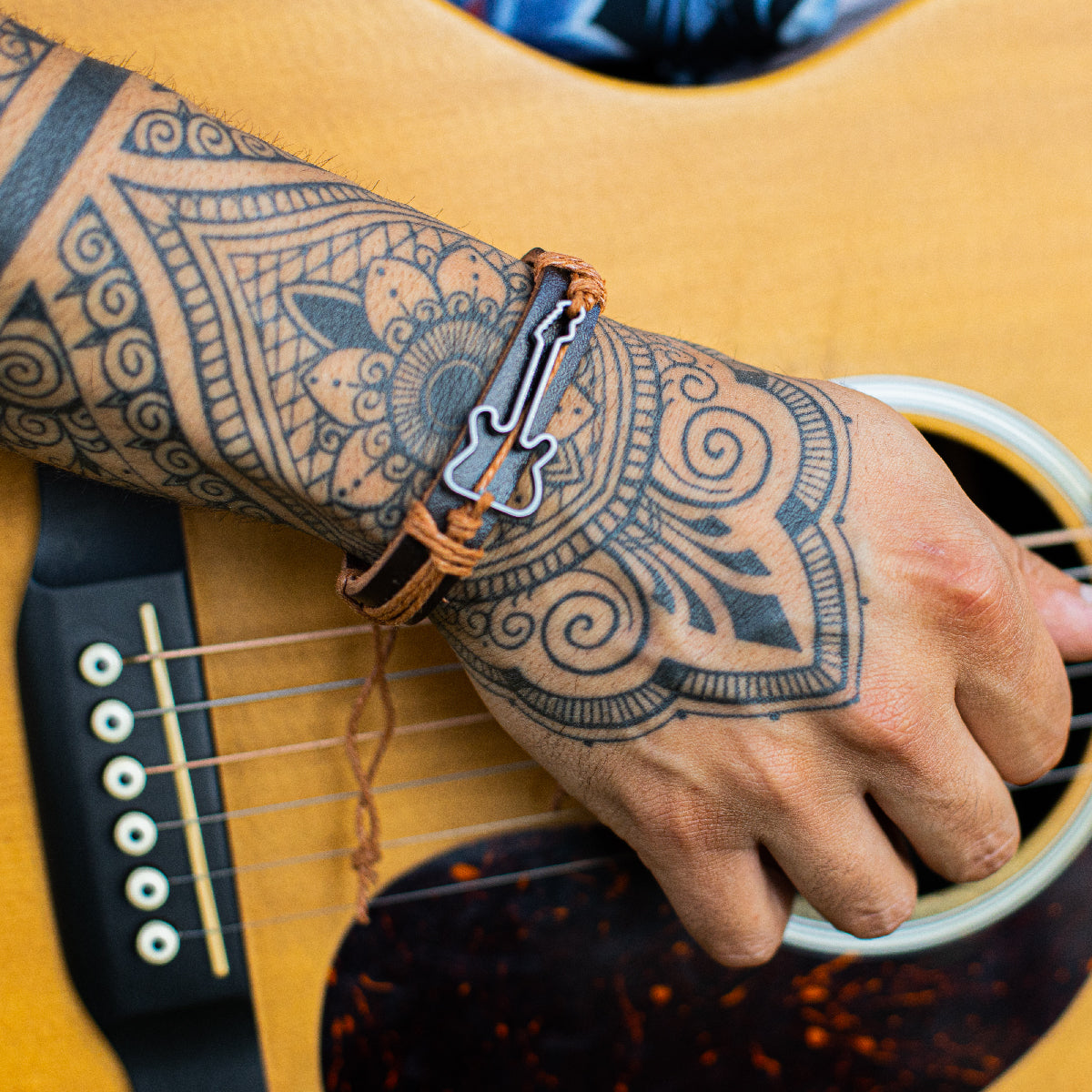 Pack 2 Pulsera Cuero con Guitarra y Pulsera Budista Roja y Beige