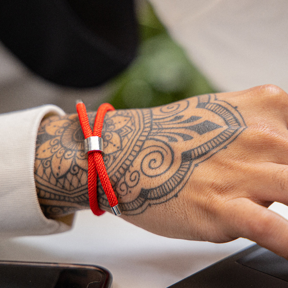 Pulsera de Cordón Rojo con Acero Ajustable, Buenas Energías