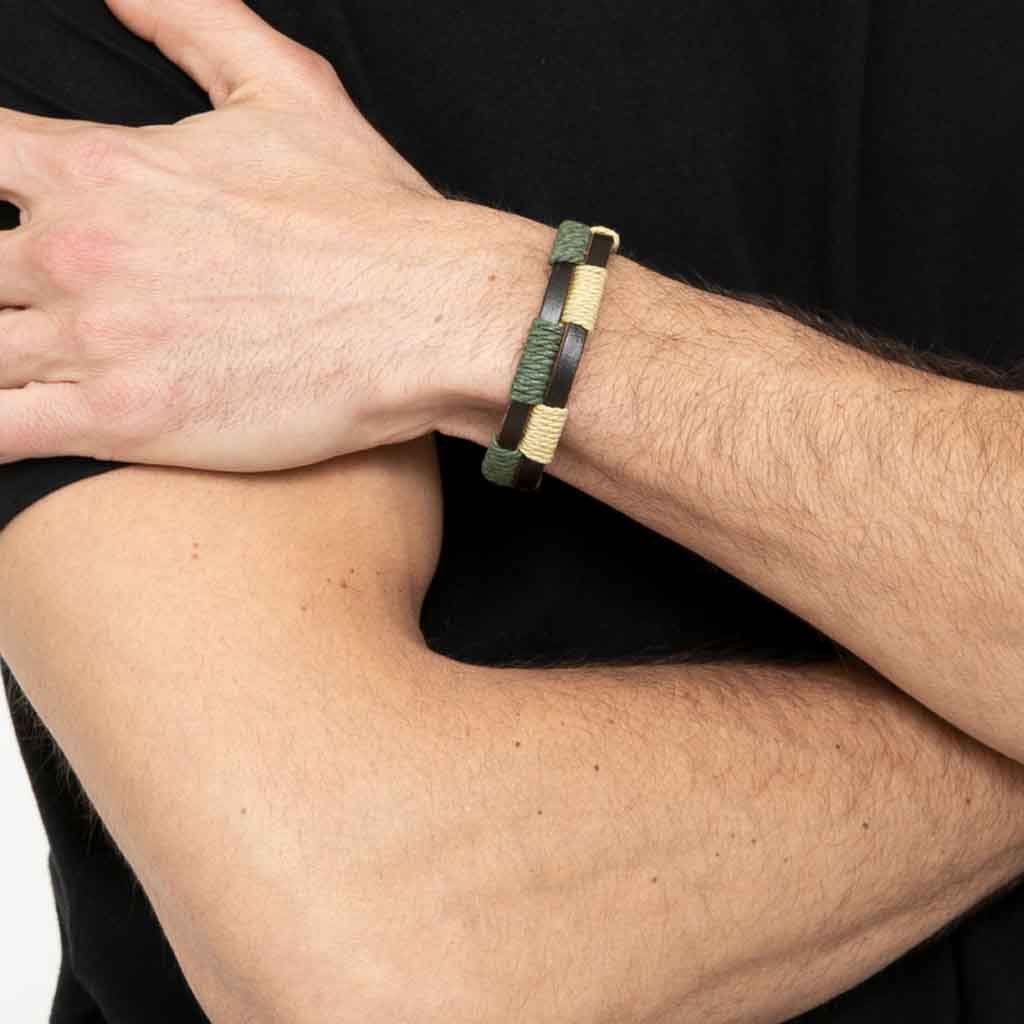 Pulsera De Cuero Cafe Con Detalles En Hilo Moda2019 Juvenil