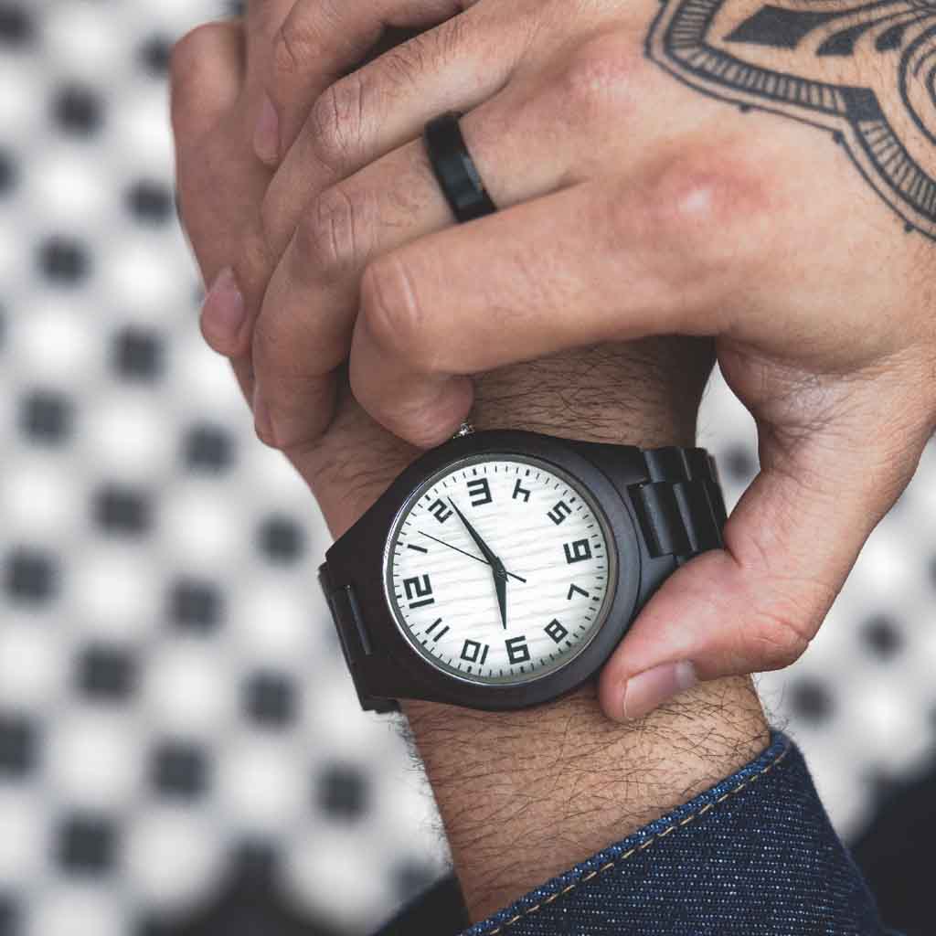 Reloj de Hombre Correa de Madera Negro Dial Numérico