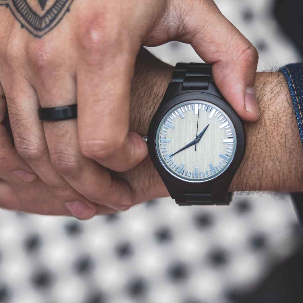 Reloj Hombre Correa de Madera Negro Dial Marcadores