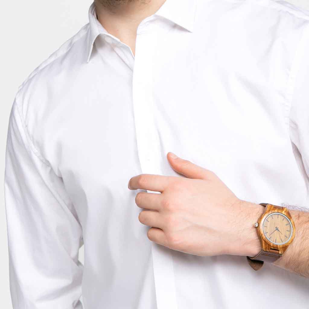 Reloj con Bisel de Madera Fina y Correa Color Chocolate