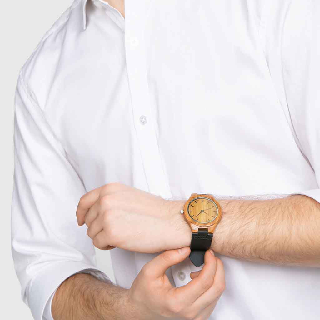 Reloj con Bisel de Madera Fina y Correa Color Negro