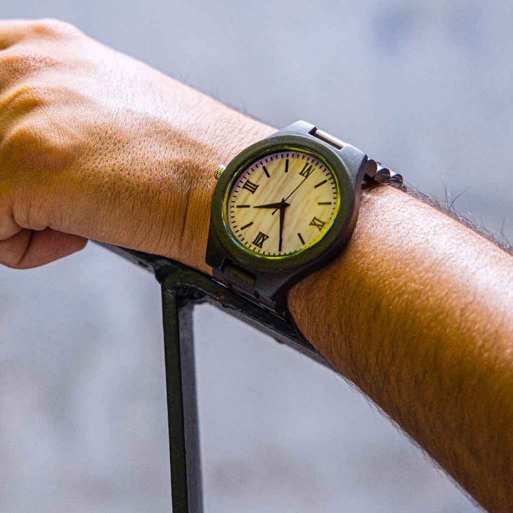 Reloj Correa Madera con Números Romanos