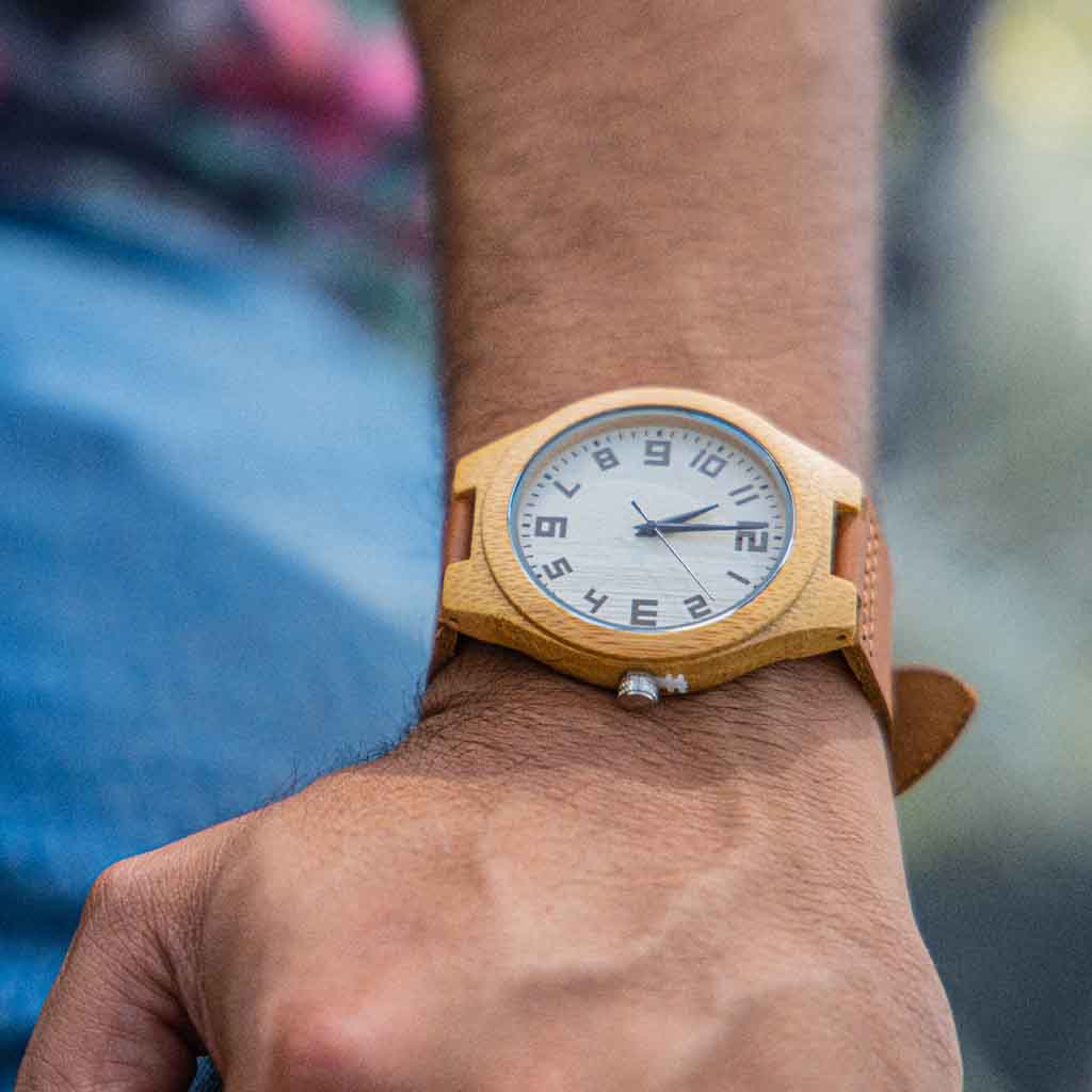 Reloj Madera Correa Cuero Café con Marcadores Números