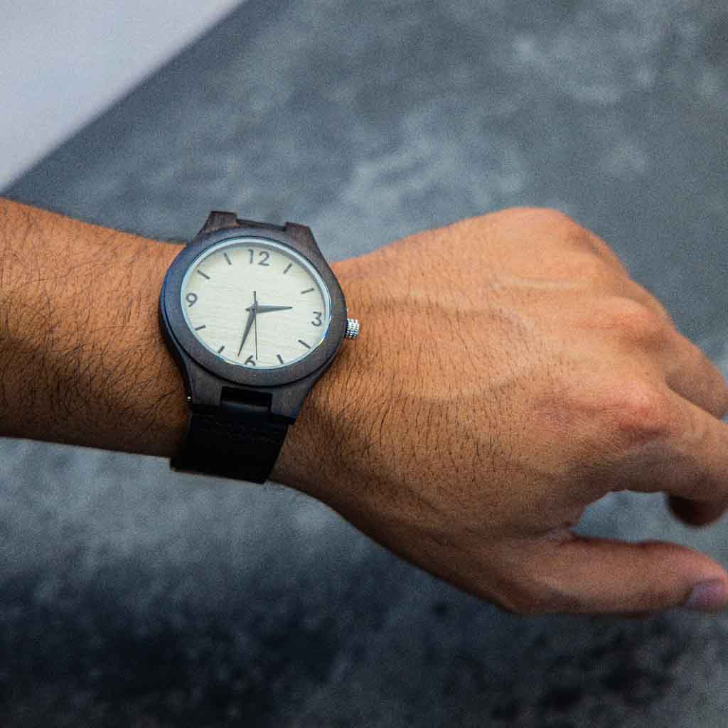 Reloj Madera Correa Cuero Negro Marcadores Números Cuartos