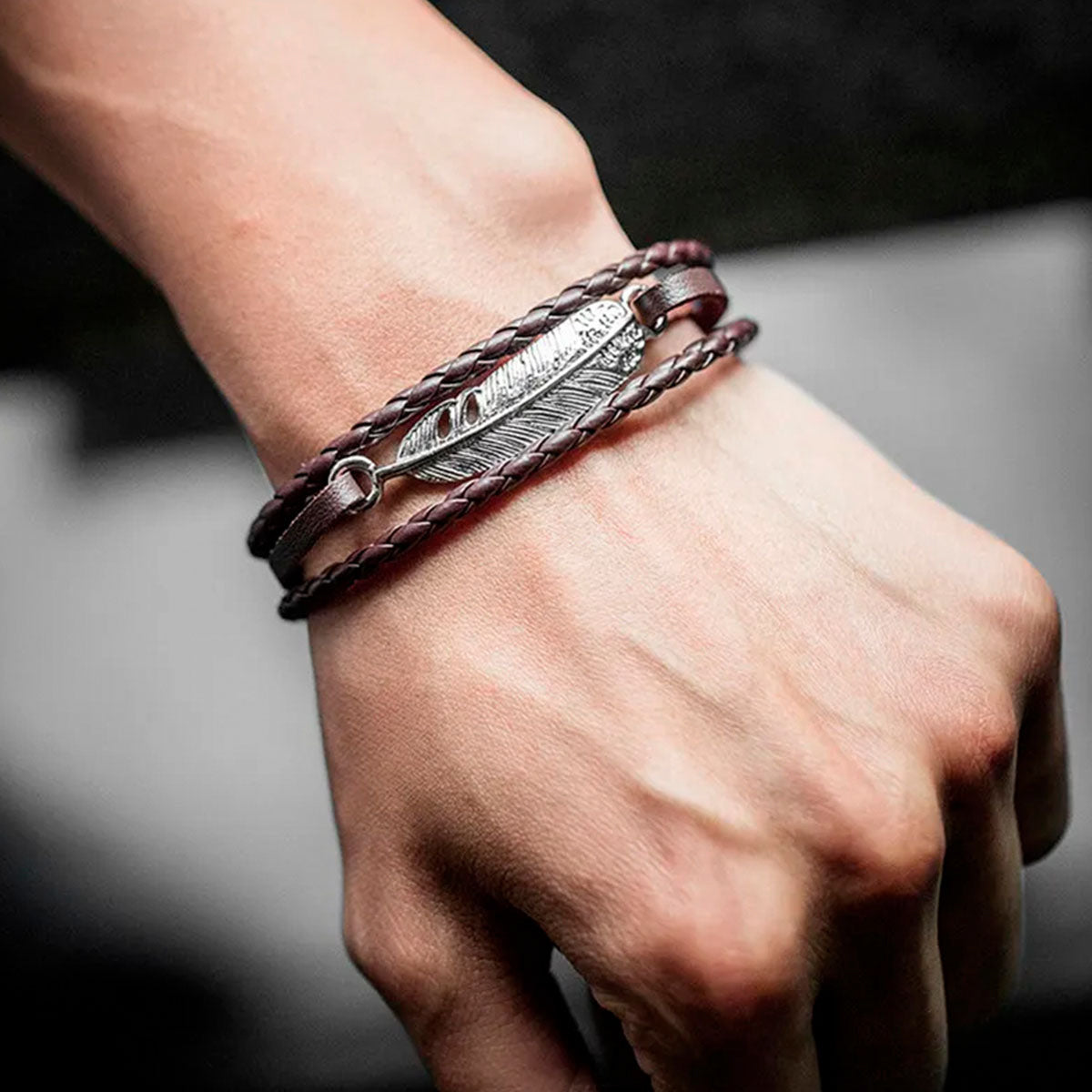 Pack 2 Pulseras de Cuero con texturas y Dije de Pluma Negro y Café