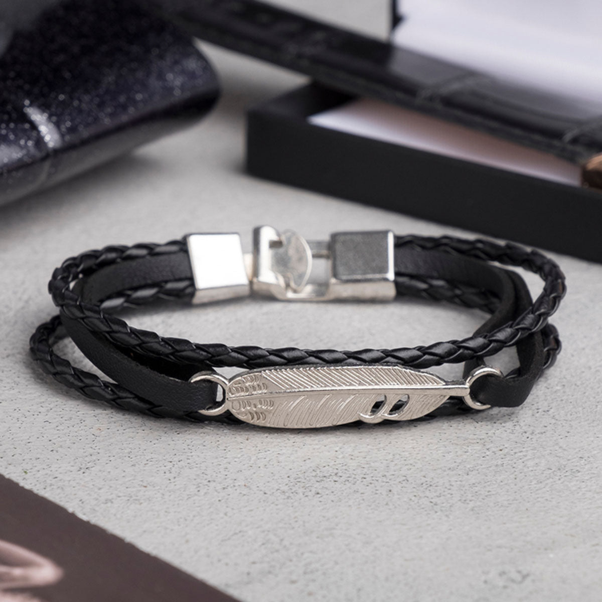 Pack 2 Pulseras de Cuero con texturas y Dije de Pluma Negro y Café