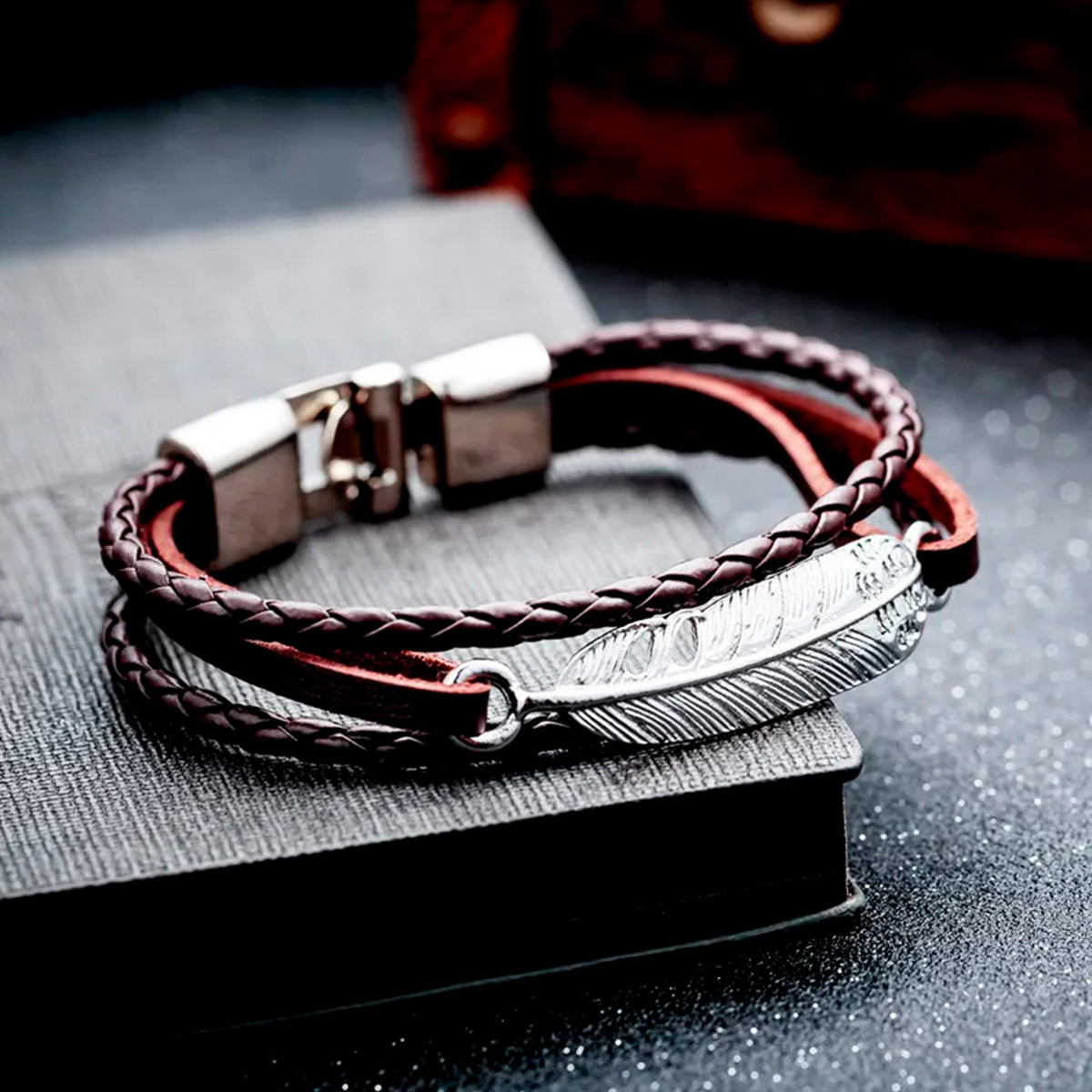 Pack 2 Pulseras de Cuero con texturas y Dije de Pluma Negro y Café